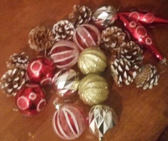 16 White Red Green Gold Merry Christmas Tree Holiday Ornament Ball Lot