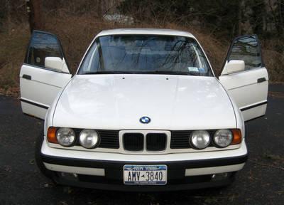 1992 BMW 525i A. Sedan 4-Door 6 cilindres, 2.5L Engine Alpine White