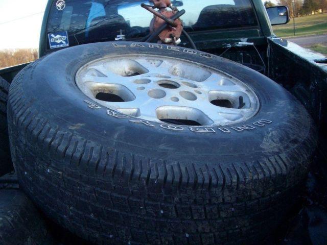 2000 Jeep Grand Cherokee Larado 5 - P225/75r16 tires w/Alloy wheels