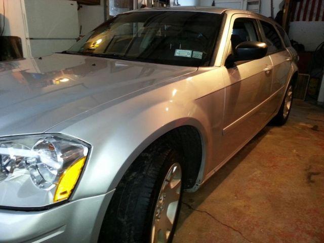 2005 Dodge Magnum- Loaded-Clean- once in a lifetime deal