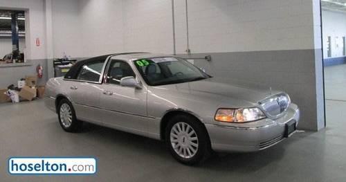 2005 Lincoln Town Car 4dr Car Signature Limited