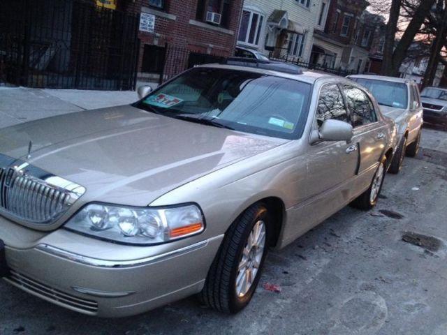 **2006 lincoln town car excellent condition!!**