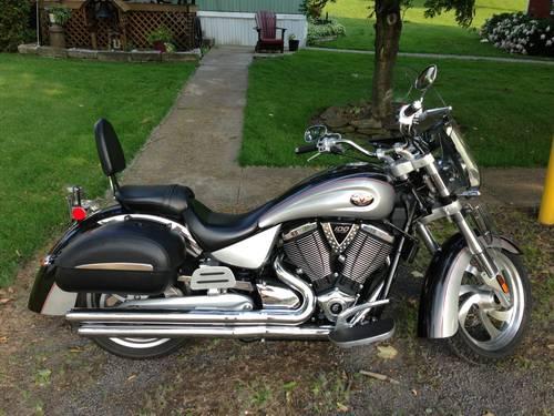 2006 Victory Kingpin Touring Deluxe-2290 Miles-Exellent Condition