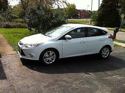 2012 ford Focus hatchback white {must see super clean}