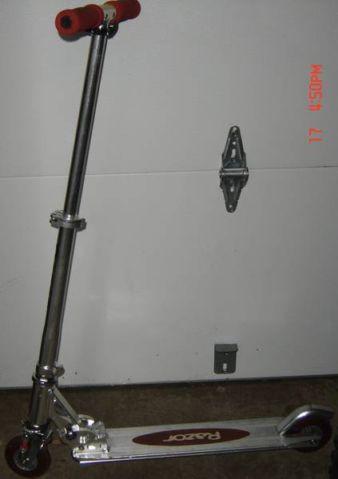***2 RAZOR SCOOTERS*** REDUCED PRICE*** $15 *** 2 FOR $20***