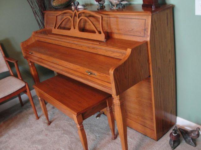 Baldwin Oak Piano & Storage Bench - Model #655