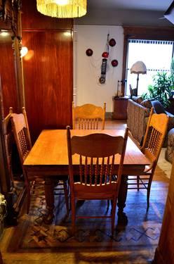 BEAUTIFUL ANTIQUE OAK TABLE WITH 4 CHAIRS IN EXCELLENT CONDITION