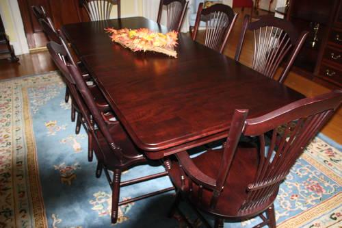 Beautiful, like-new dining table and 8 chairs
