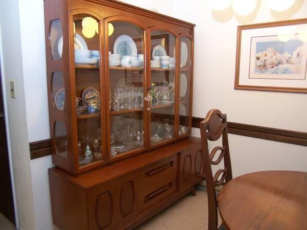 Beautiful Mid-Century China Cabinet (Delivery Available)