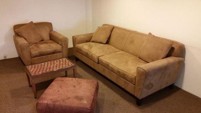 Beige Love seat (2 seater) couch in great condition