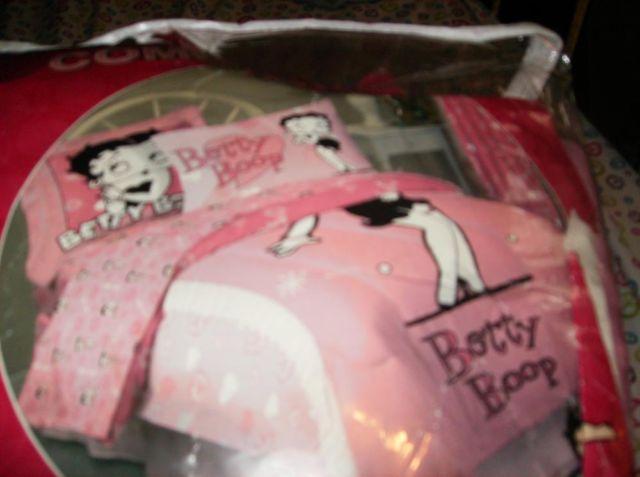 BETTY BOOP COMFORTER NEW QUEEN SIZE WITH RUFFLED LAMP