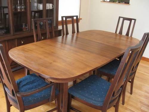 Broyhill Brasilia Dining Table & 6 Chairs