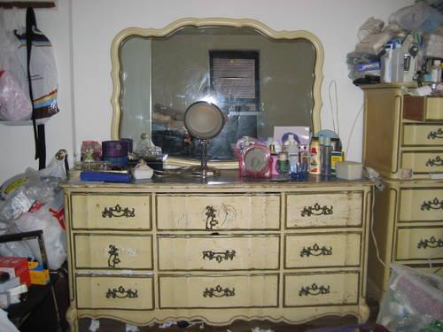 chess of drawers solid wood, like new, house free of rodents, bugs,