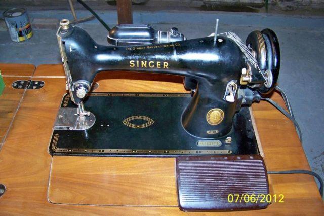 CLASSIC SINGER SEWING MACHINE W/CABINET AND ACCESSORIES----PICK UP ONL