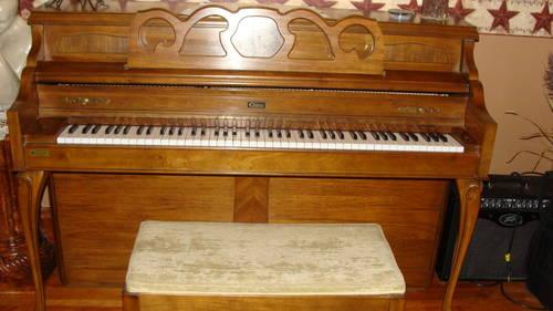 (Conn) piano upright in like new condition