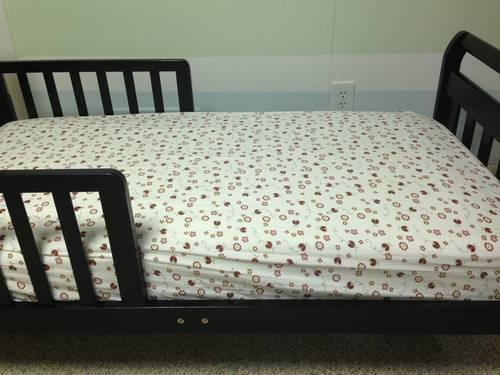 DaVinci Ebony Toddler Bed w/mattress - Almost new!
