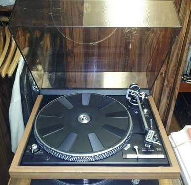 DUAL model 1246 fully automatic, belt drive turntable