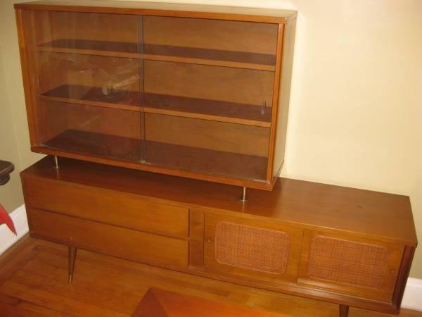 Excellent Mid-Century Credenza Display Cabinet (Delivery Available)