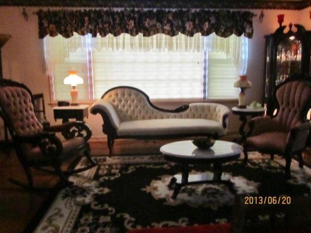 Exquisite 6 piece Victorian living room set and floral rug.