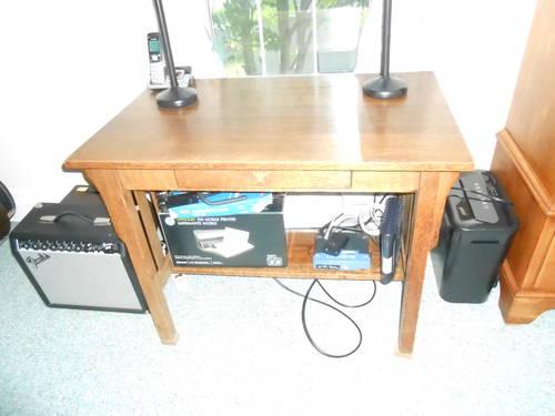 Full Size Computer Desk in Excellent Condition