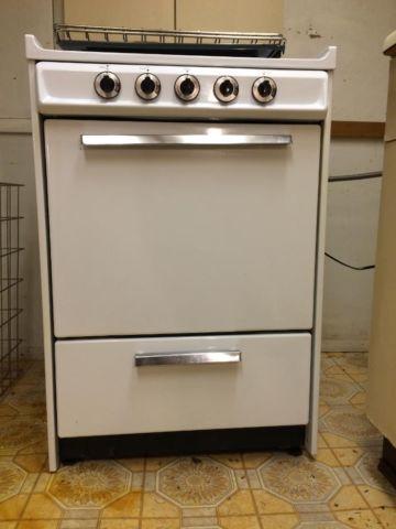 Gas Stove 24in White freestanding Tappan Gently Used