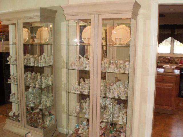 Gorgeous Solid Wood Vintage China Cabinet in EXCELLENT CONDITION!