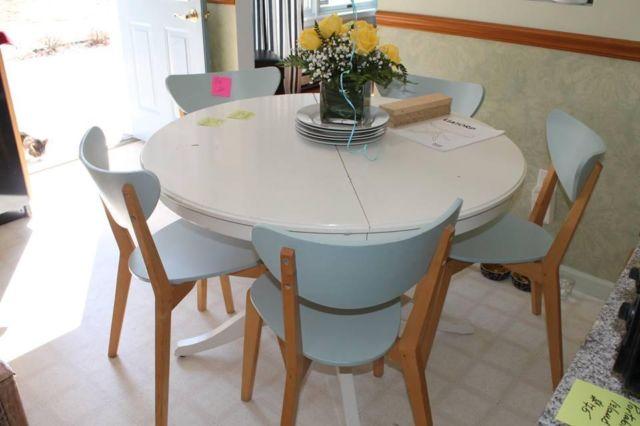 Great Kitchen set for Sale (with chairs)