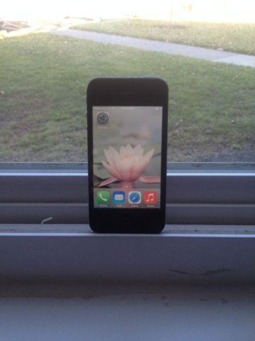iPhone 4 - 8GB - Black (Verizon) Clean Esn. No Scratches LIKE NEW