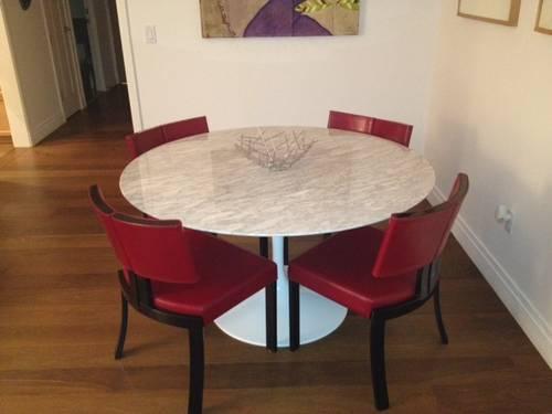 Knoll Saarinen dining table. 4 FREE chairs included.