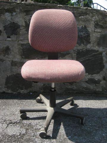 Nice adjustable desk chair w/arms, perfect for dorm or office use