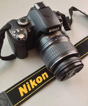 Nikon D40 DSLR Camera MINT CONDITION