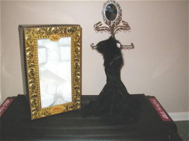 *****NINI JEWERLY MANNEQUIN HOLDER DISPLAY WITH MIRROR*****