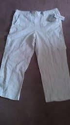 NWT Buttons White Capris Size S