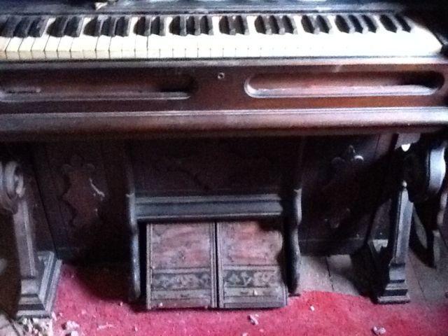Old Vintage Pump Organ
