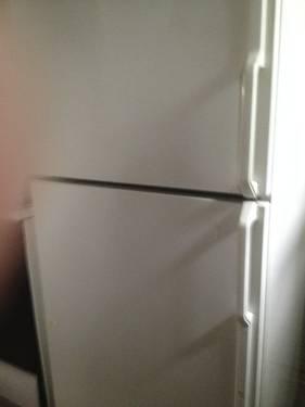 Pre-owned GE Refrigerator - White - Ice Maker