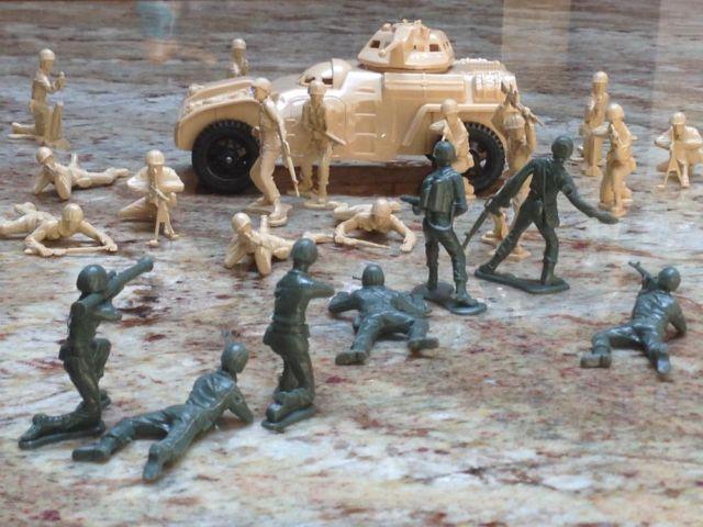 Processed Plastic Co. Army tank and 33 soldiers