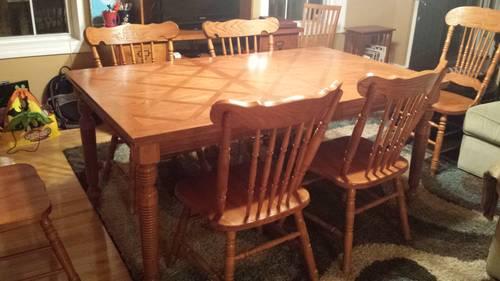 Round Wood Dining Room/kitchen Table