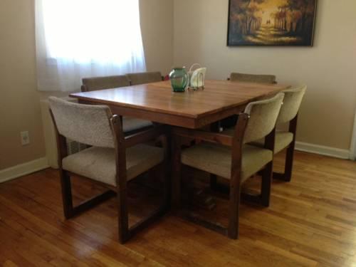 Solid Oak Dining Table in Great Condition/Two Leaves Stored Underneath