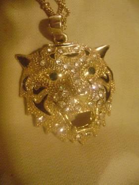 stunning opendant and chain, new, lions head, rhinestones,double chain