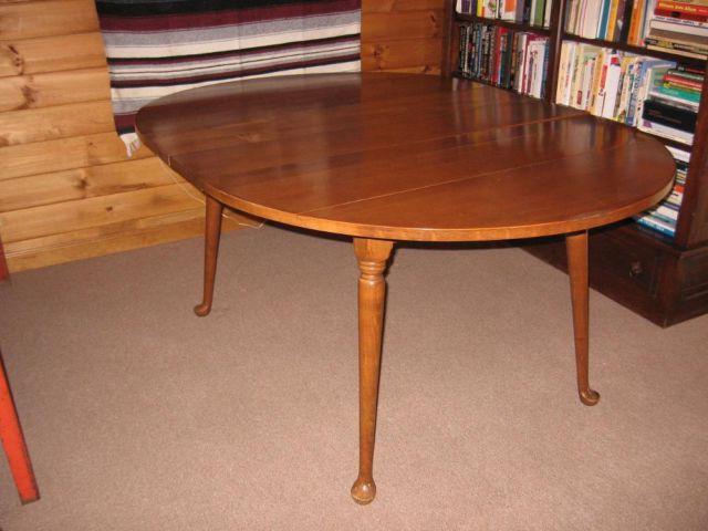 THIS IS AN ETHAN ALLEN TABLE. THERE ARE TWO LEAFS THAT COME WITH THE