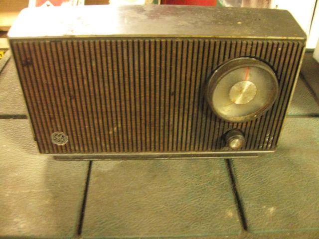 Vintage General Electric (GE) AM Table Radio - Model T2100A