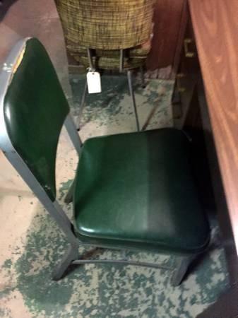 Vintage Industrial Age Emeco Chair (Delivery Available)