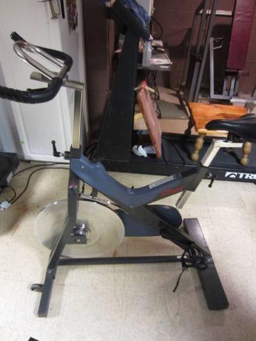 Weight lifting, Gym, Mats, Free weights, Spin Bike, Treadmill