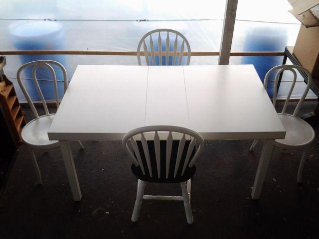 WHITE FORMICA TOP TABLE wIith LEAF and 4 CHAIRS