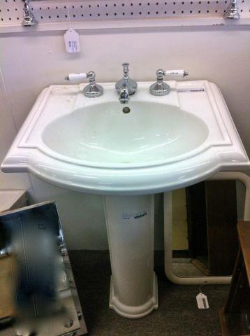 White Sink w/ Pedestal w/ Chrome Faucet/Porcelain Handles