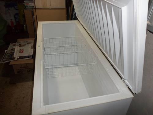 White Westinghouse 23 Cu. Ft. Chest Freezer, looks and works fine!
