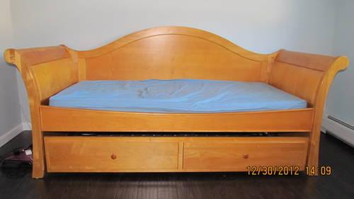 Wooden Twin size Day Bed with Trundle Bed