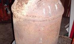 EARLY CENTURY MILK CAN
THINK IT IS 10 GALLONS
ON SIDE IT READS ?FERNDALE FARMS INC. BROOKLYN NY 51.?
CONDITION:
WAS TOLD THAT THIS CAN WAS FULL OF CORROSION THAT WAS WIRED BRUSHED OFF THEN NAVAL JELLY APPLIED RINSED THEN SPRAYED WITH AN ALUMINUM MATALIC