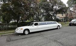 Condition: Used
Exterior color: White
Interior color: Gray
Transmission: Automatic
Fule type: Gasoline
Engine: 8
Drivetrain: REAR WHEEL DRIVE
Vehicle title: Clear
Body type: Limousine
Standard equipment: Cassette Player Leather Seats CD Player,Air