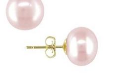 Pearlyta 14k, 9-9.5mm Pink Cultured Pearl Stud Earring [Jewelry]
Fresh and feminine. A soft pink 9-9.5mm Cultured Freshwater pearl is neatly set on a 14k yellow gold post. This classic set of earrings is the perfect thing to wear for just about any